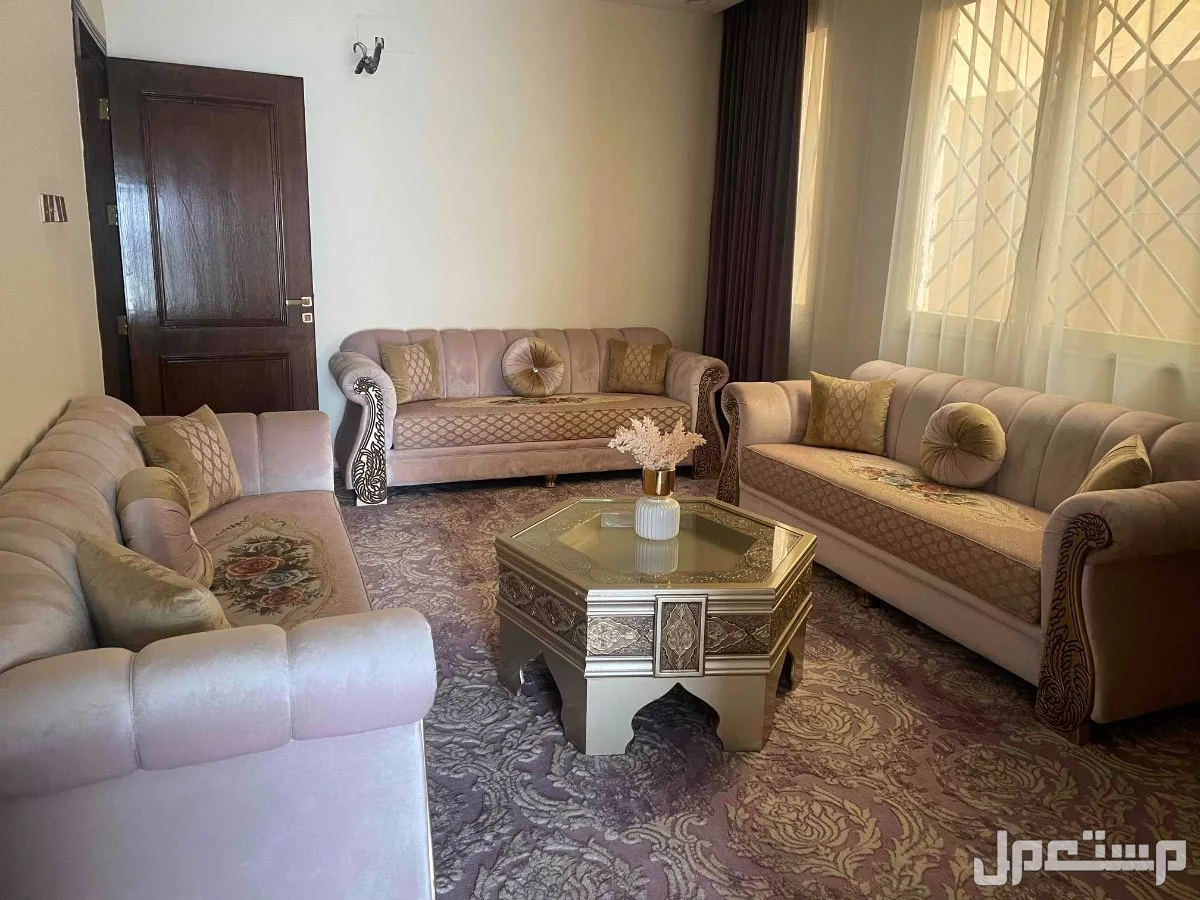 طقم كنب + طاولة للبيع ب 3600 ابها حي الهيام