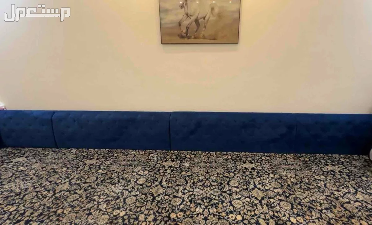 السلام عليكم..  عندي كنب ظهر للمجلس والمفرشه تركي جديد لها شهرين مركبها سبب البيع ناقل من البيت