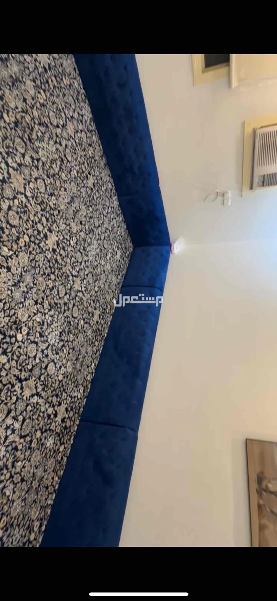 السلام عليكم..  عندي كنب ظهر للمجلس والمفرشه تركي جديد لها شهرين مركبها سبب البيع ناقل من البيت