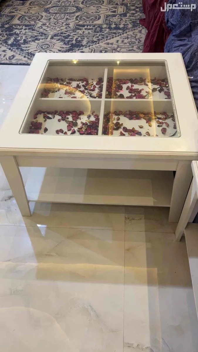طاوله اصليه من ايكيا وحده كبيره وثلاثه خدمه في الرياض بسعر 150 ريال سعودي