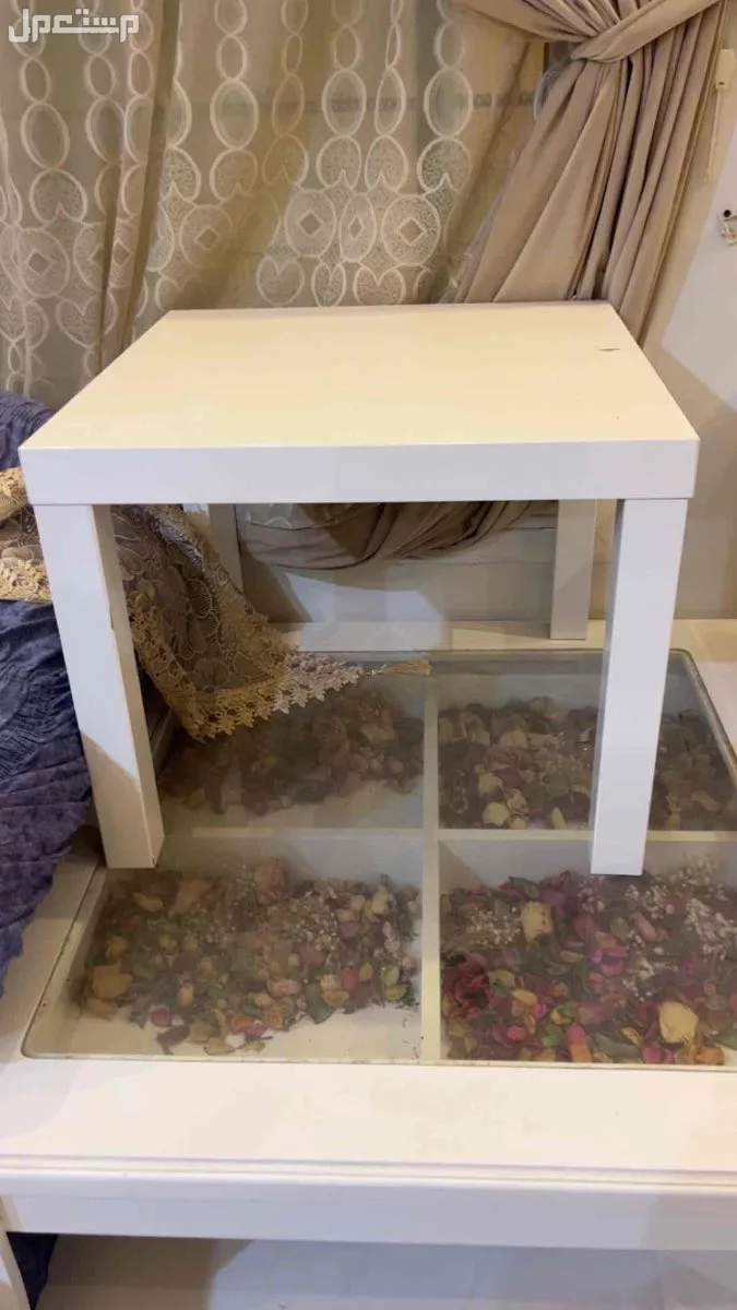 طاوله اصليه من ايكيا وحده كبيره وثلاثه خدمه في الرياض بسعر 150 ريال سعودي