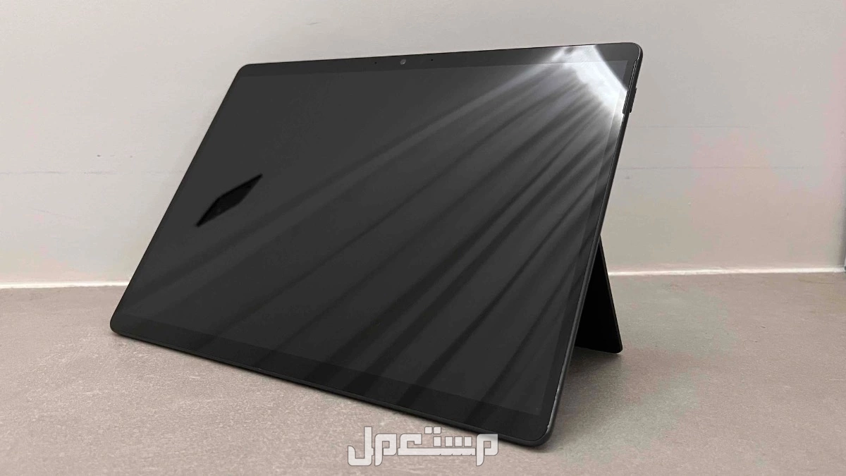 للبيع مايكروسوفت سيرفس برو 8 مع قلم و كيبورد