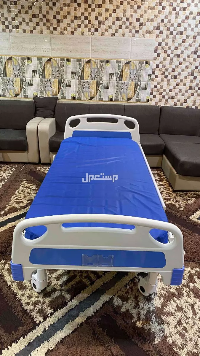 سرير طبي كهربائي مع طاولة طعام