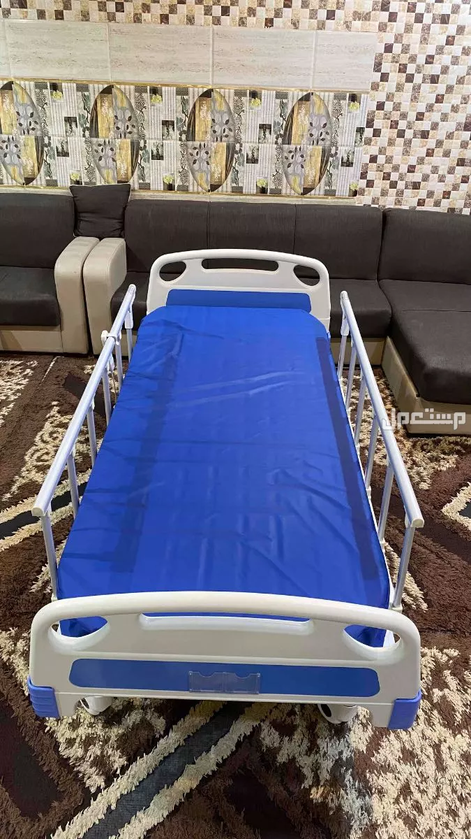 سرير طبي كهربائي مع طاولة طعام