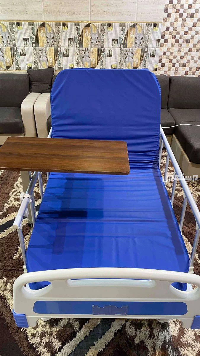 سرير طبي كهربائي مع طاولة طعام