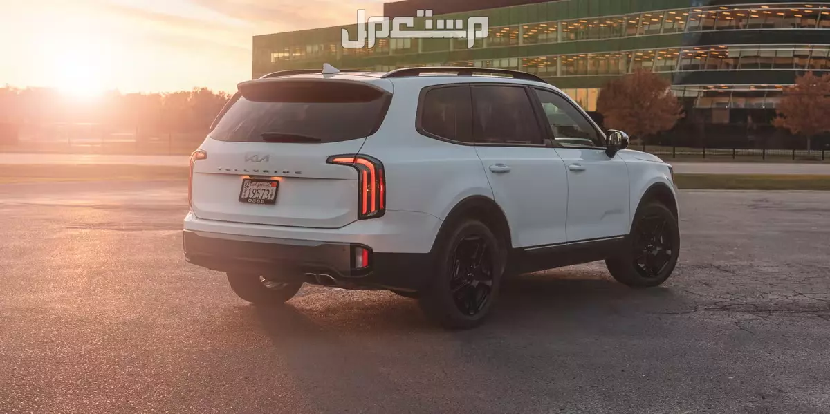 تعرف على أفضل 5 سيارات للسفر الطويل في السعودية التصميم الخلفي لسيارة كيا تيلورايد 2025