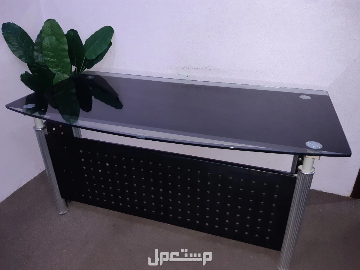 طاولة نظيفه جدا وشبه جديده في الدوادمى
