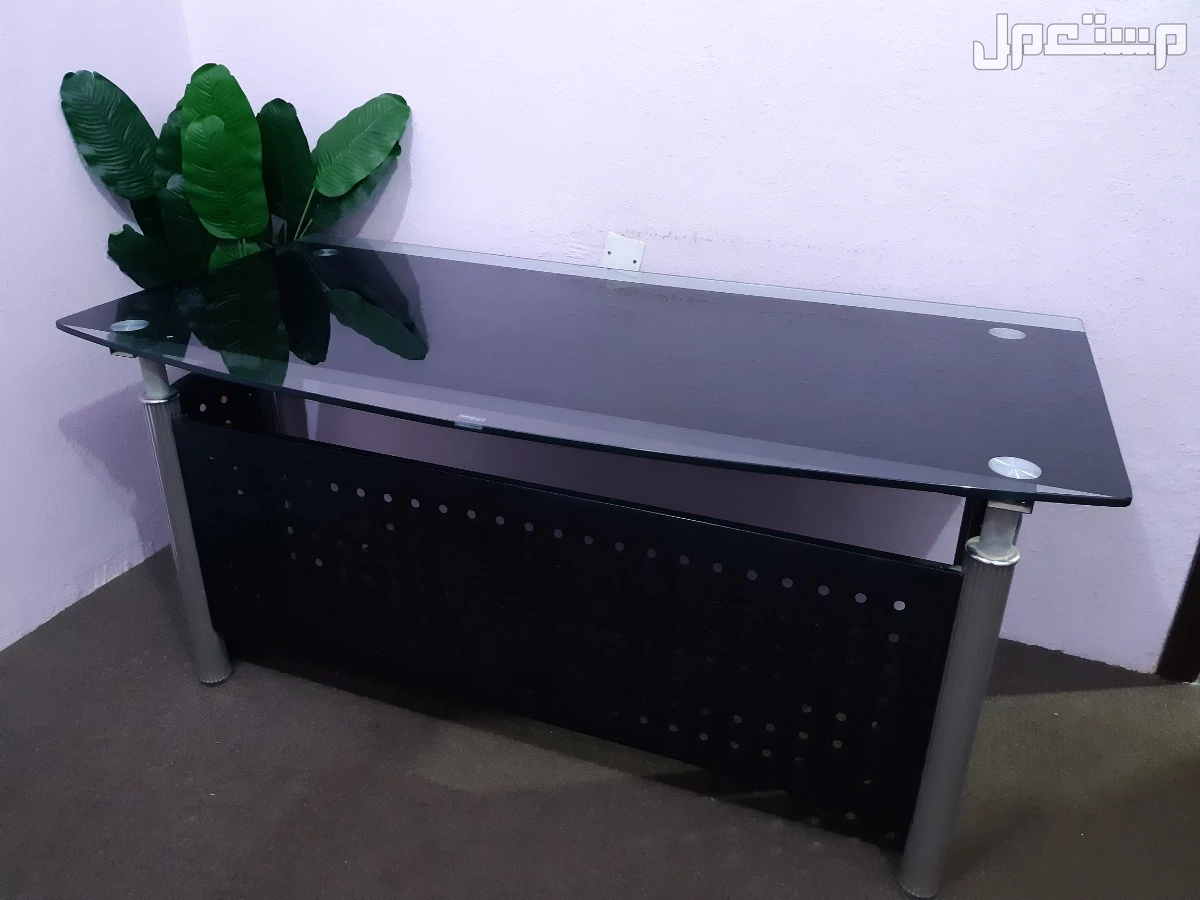 طاولة نظيفه جدا وشبه جديده في الدوادمى