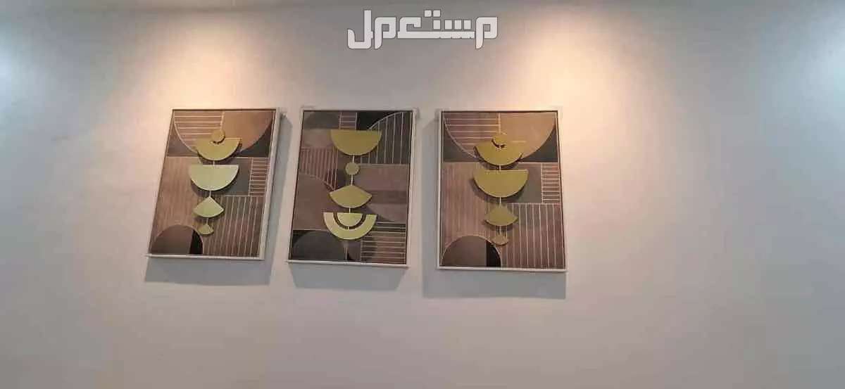 كنب بحالة جيدة  مع السجادة والستارة وثلاث لوحات وثلاث طاولات  ومدة طويلة في المدينة المنورة بسعر 1800 ريال سعودي