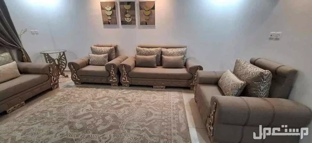 كنب بحالة جيدة  مع السجادة والستارة وثلاث لوحات وثلاث طاولات  ومدة طويلة في المدينة المنورة بسعر 1800 ريال سعودي