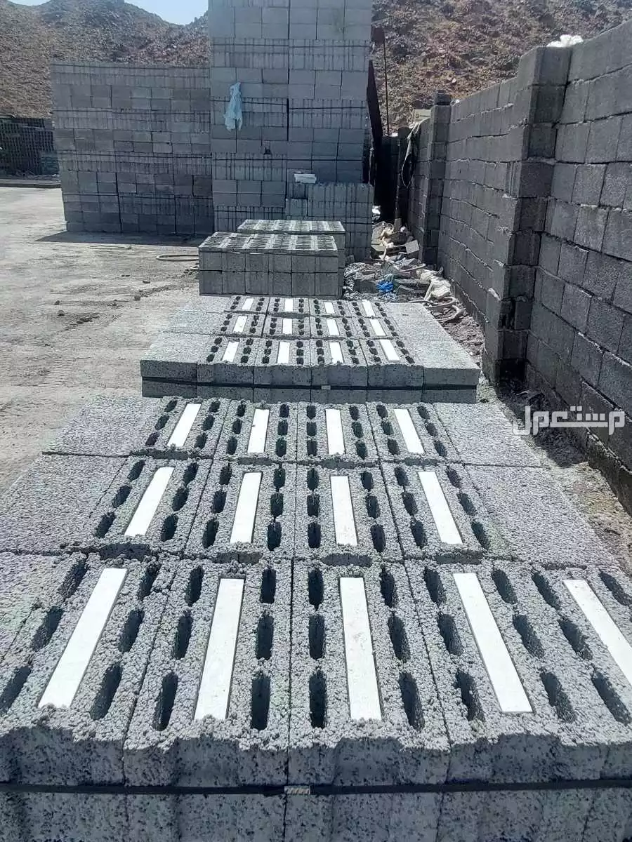 شركة الروضة للصناعه يوجد جميع انواع البلوك الاسمنتي والبركاني
