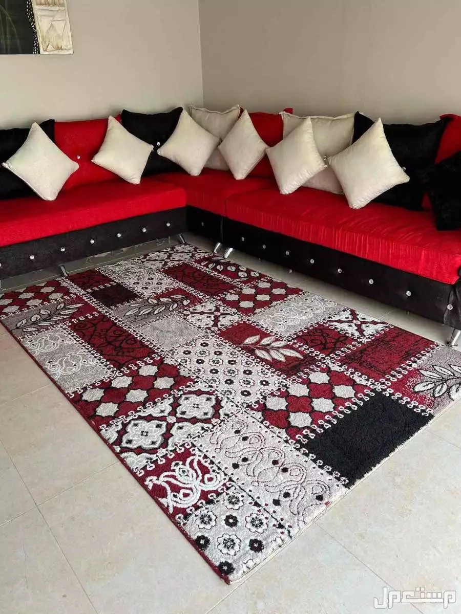 كنب مستعمل مع السجاد نظيف للبيع
