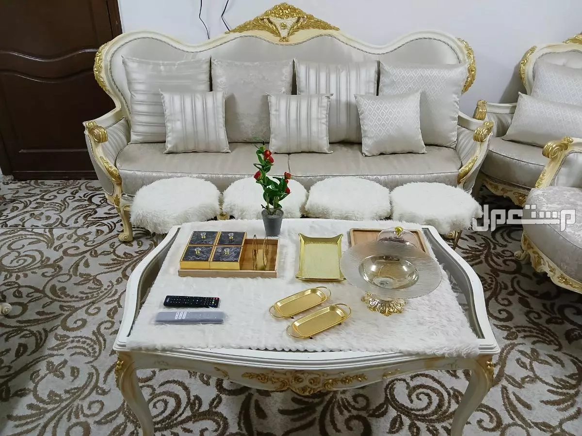 كنب ملكي شبه جديد للبيع في الشوقية بألفين ريال سعودي