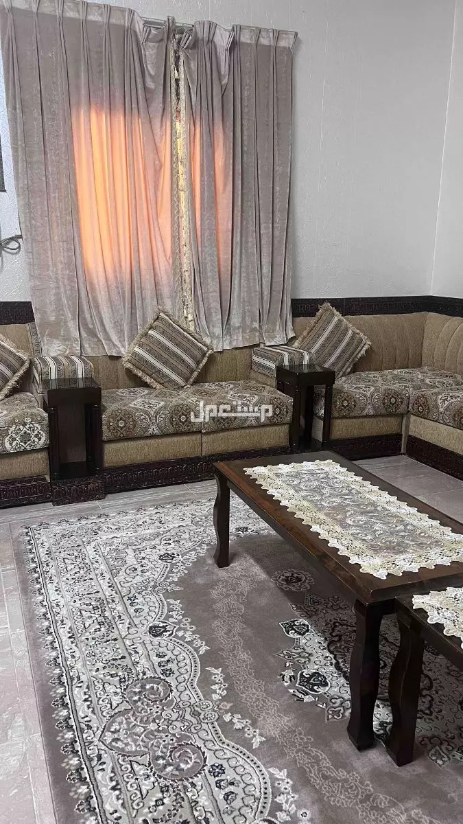 كنب نظيف جدا للبيع مع ملحقاته على السوم في ينبع البحر