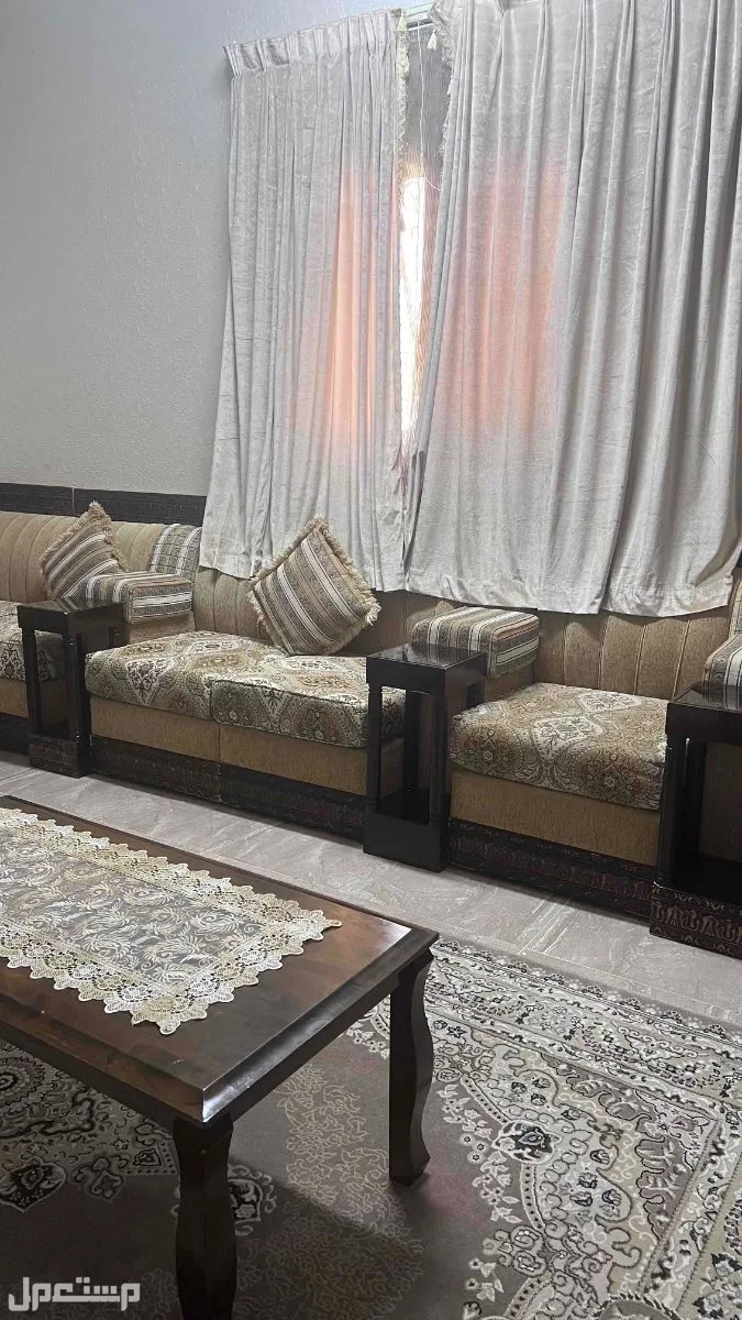 كنب نظيف جدا للبيع مع ملحقاته على السوم في ينبع البحر