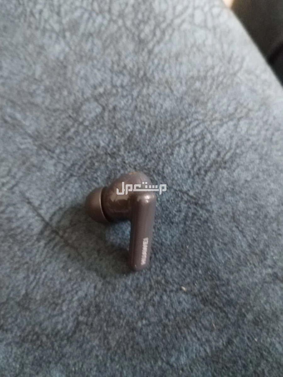 سماعة free buds 5i جديدة استخدمتها مرتين معها كل شي الا الكرتون