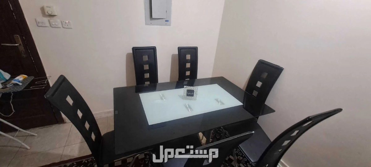 طاولة طعام زجاج مع 6 كراسي بحالة جيدة