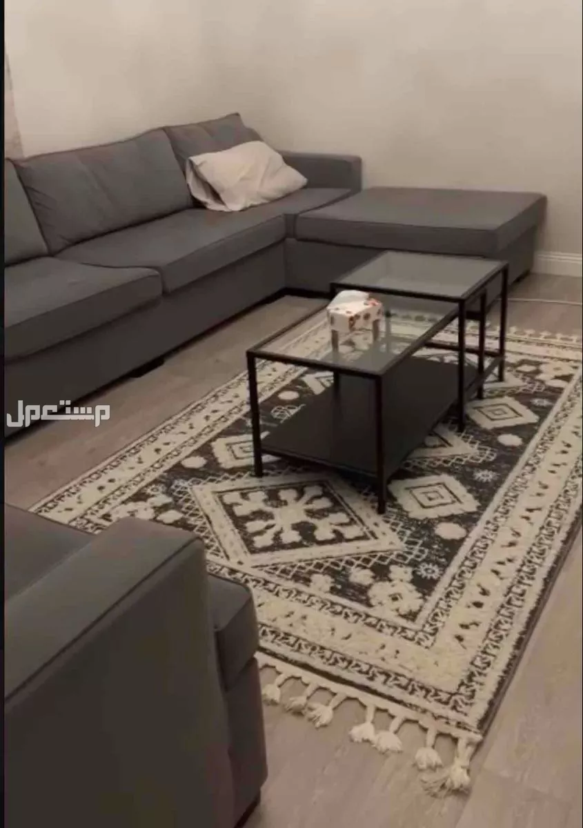 كنب مستعمل بحالك ممتازه مكون من 3 قطع لون رمادي