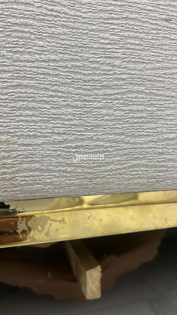 كنب وطاولات للبيع ، للملعلومية فيه كسر خفيف يتمصغ من تحت صورته للامانه🛑🛑 في الرياض بسعر 300 ريال سعودي