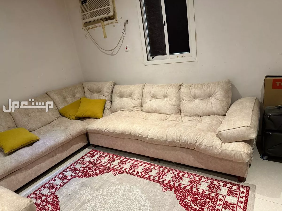 طقم كنب زاوية فخم ومريح – استخدام نظيف وسعر مغري 1000 ريال فقط!
