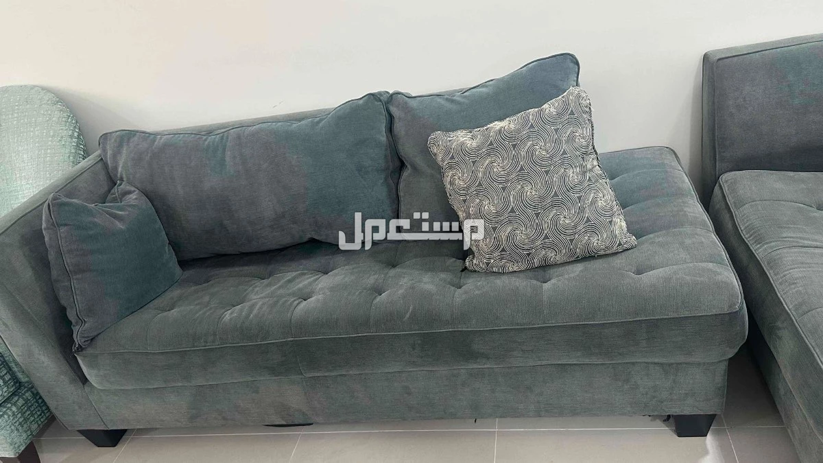 طقم كنب وطاولات خدمه في الخبر بسعر 300 ريال سعودي