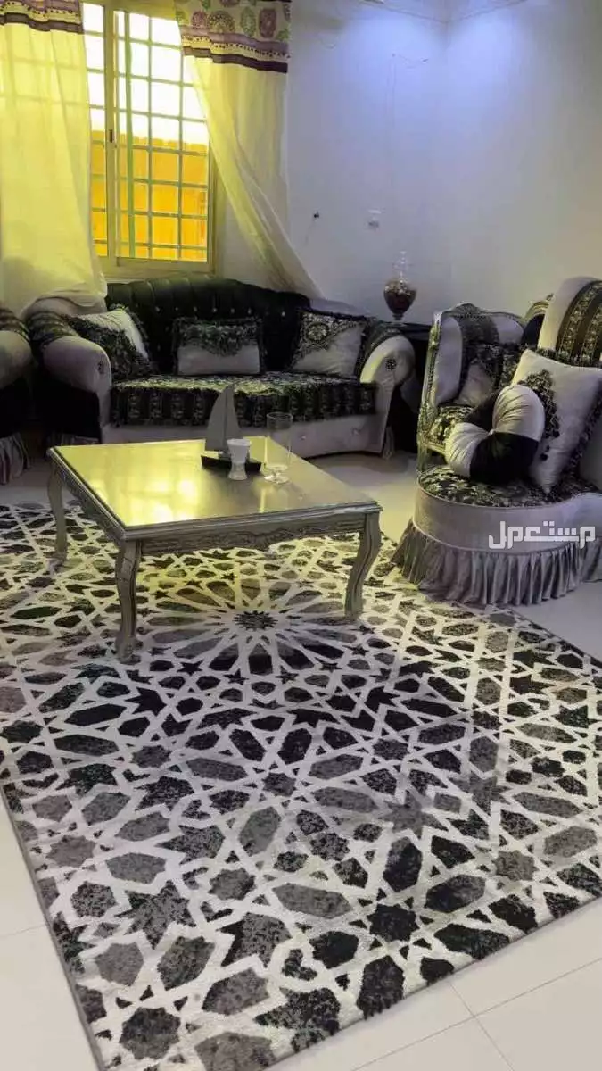 كنب تركي نظيف  في الرياض بسعر 900 ريال سعودي او اقل كنب