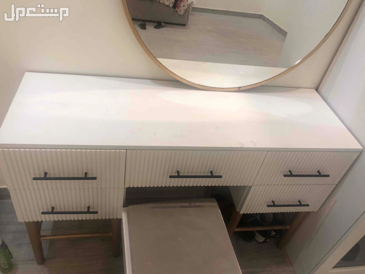 تسريحة طاولة كرسي مراية دائرية كبيرة