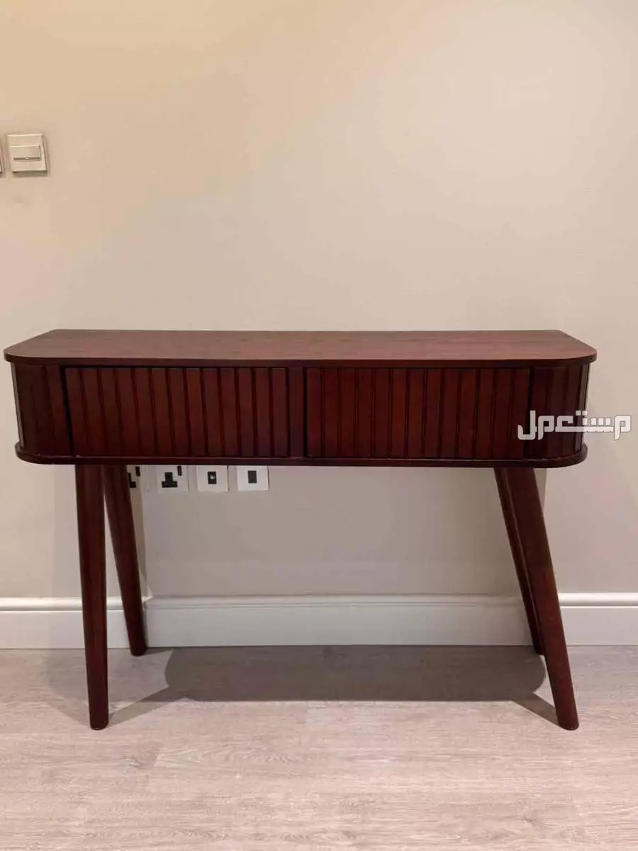 طاولة خشبيه لونها بني في الرياض