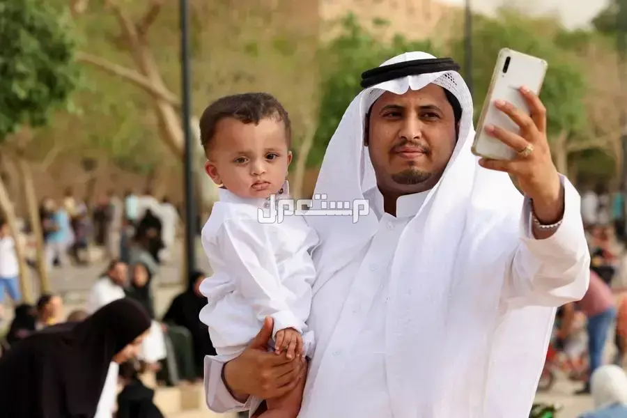 موعد وقفة عرفات وعدد أيام إجازة عيد الاضحى 2025 للموظفين والطلاب اب وابنه يلتقطون صورة بعد صلاة العيد