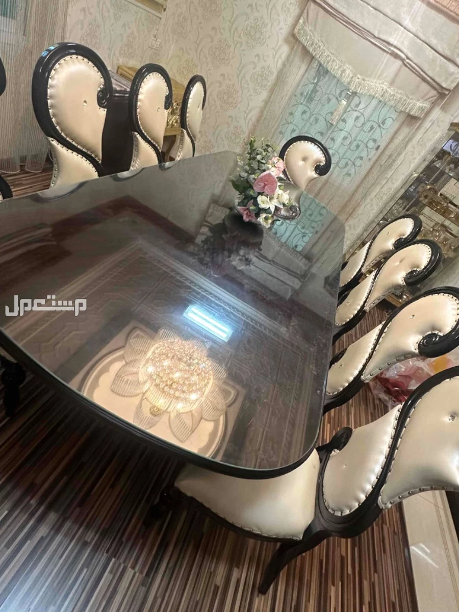 طاولة طعام مع دولاب 10 كراسي في بريدة بسعر 2500 ريال سعودي مع دولاب الكراسي كرستال لونه بيج والطاوله بنيه