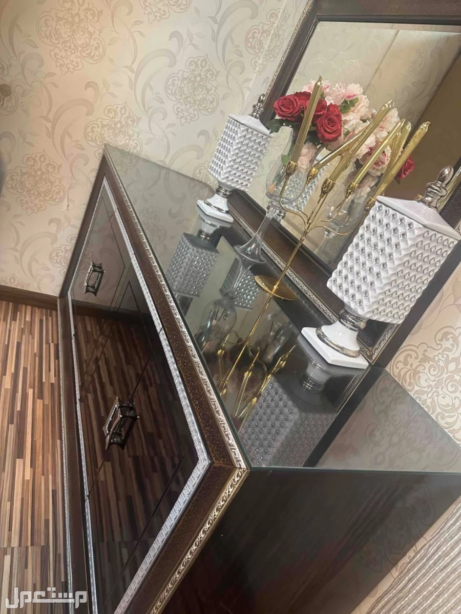 طاولة طعام مع دولاب 10 كراسي في بريدة بسعر 2500 ريال سعودي مع دولاب الكراسي كرستال لونه بيج والطاوله بنيه
