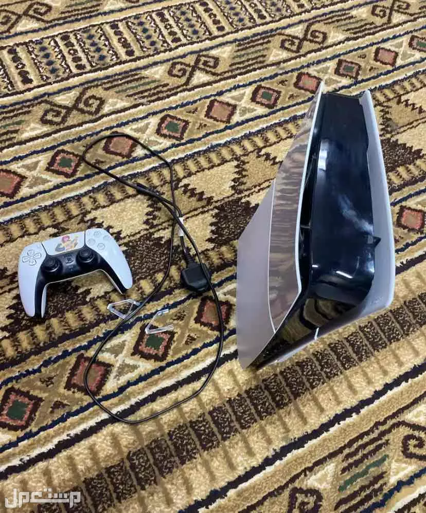 سوني فايف سلم جديد استعمال شهرين وكرتونه معه ويده وكاله في القطيف بسعر 1700 ريال سعودي