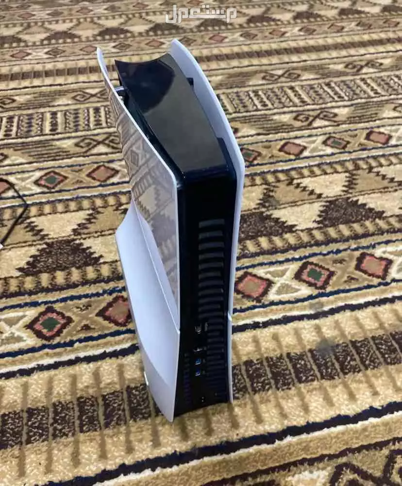 سوني فايف سلم جديد استعمال شهرين وكرتونه معه ويده وكاله في القطيف بسعر 1700 ريال سعودي