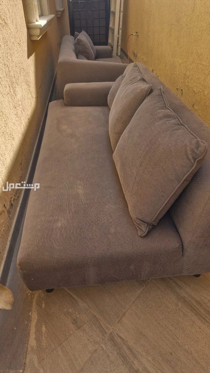 للبيع كنب زاوية حرف ال . تكفي 6 اشخاصص مكان الشاء ديموس، سعر الشراء عشرة الاف، فيه رجل منفكه في الرياض بسعر 700 ريال سعودي