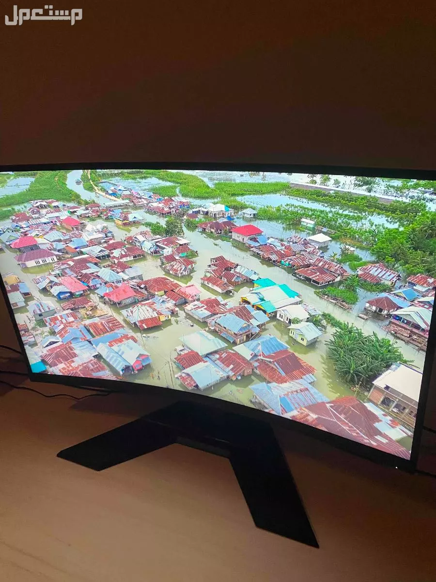 شاشة من قيقابايت 2k/165hz منحنية في جدة بسعر ألف ريال سعودي