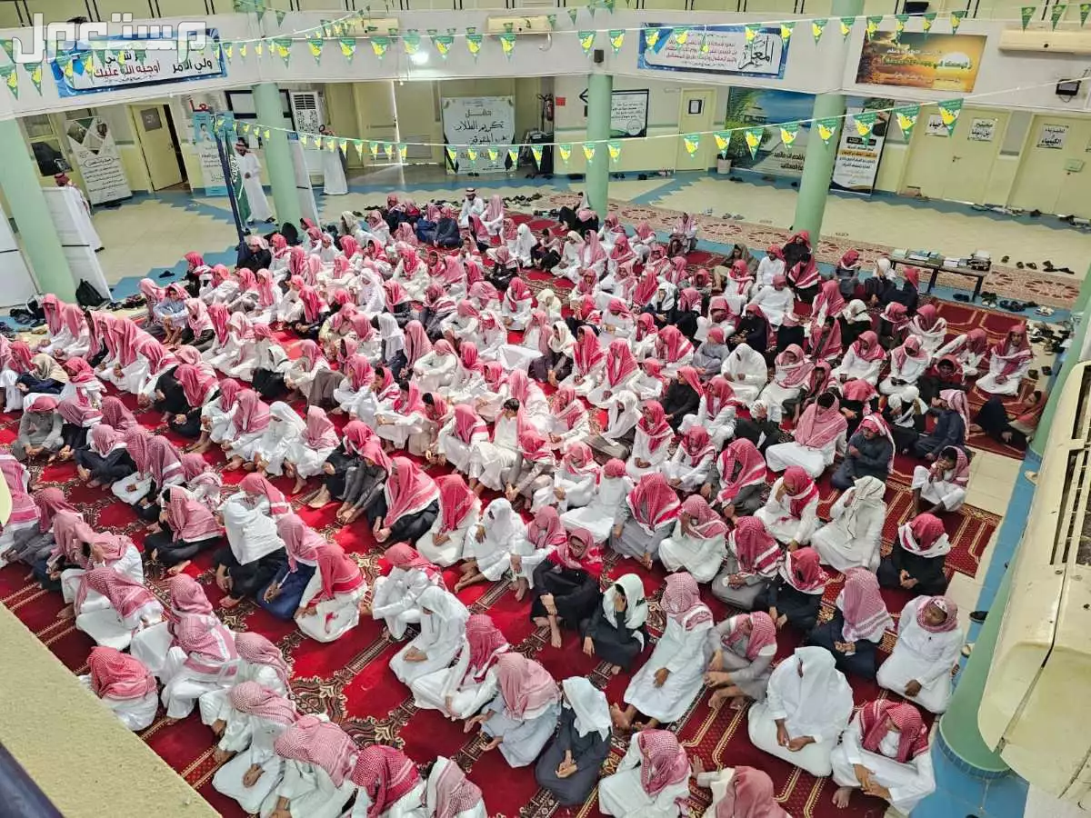 صور الزي المدرسي والرياضي الموحد الجديد في السعودية لجميع المراحل طلاب يؤدون اليوم صلاة الظهر داخل المدرسة، وسط التزامهم بتوجيه ارتداء الزي الوطني