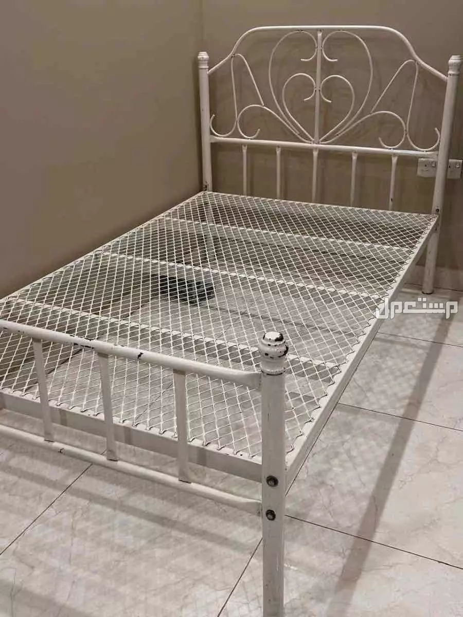 للبيع اثنين اسرة نوم حجمها نفر ونص