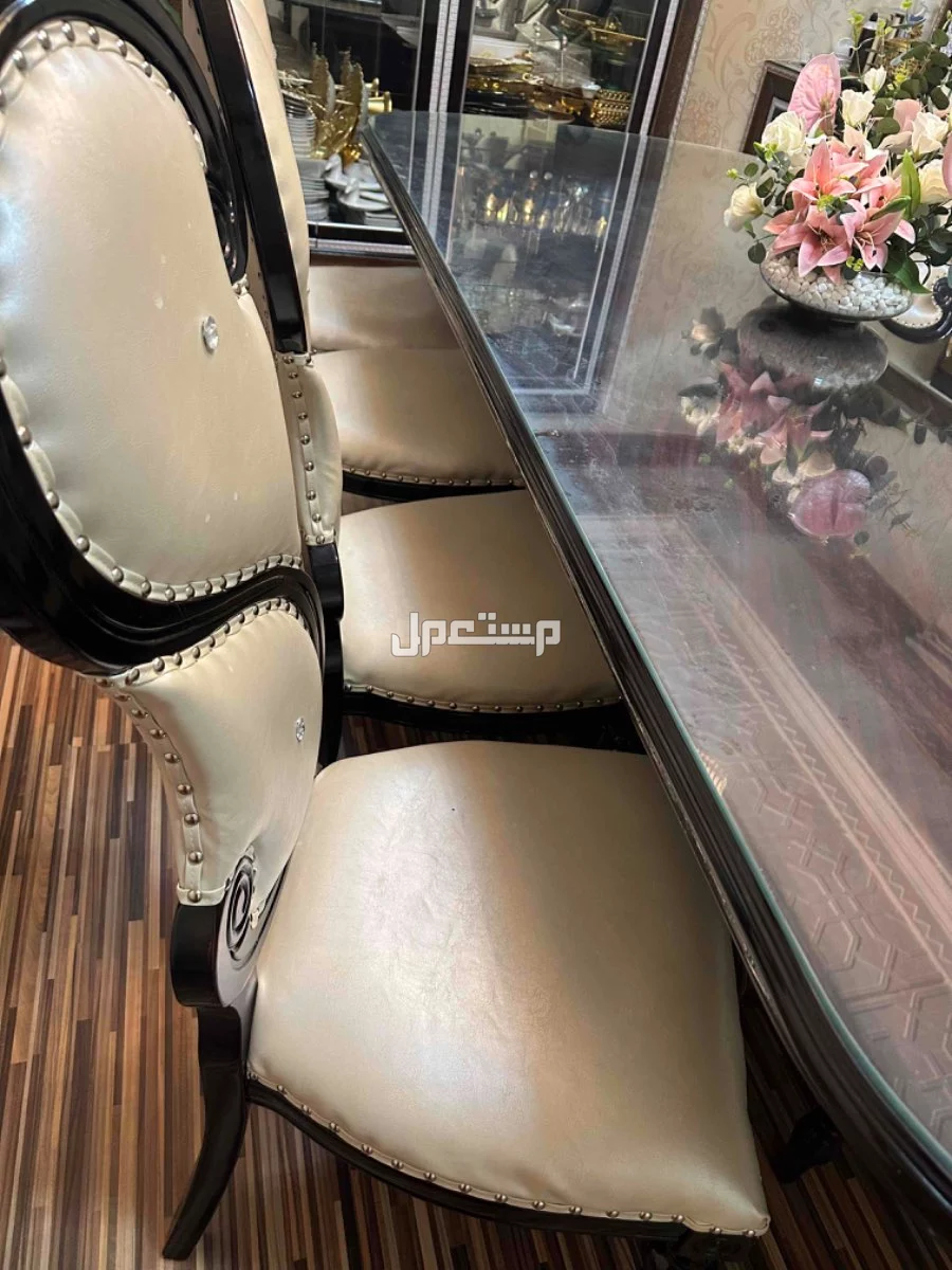 طاولة طعام بنية اللون وكراسي عددهم 10 لون الكراسي جلد بيج بكرستال مع طاوله طقم بادراج  في بريدة بسعر ألفين ريال سعودي