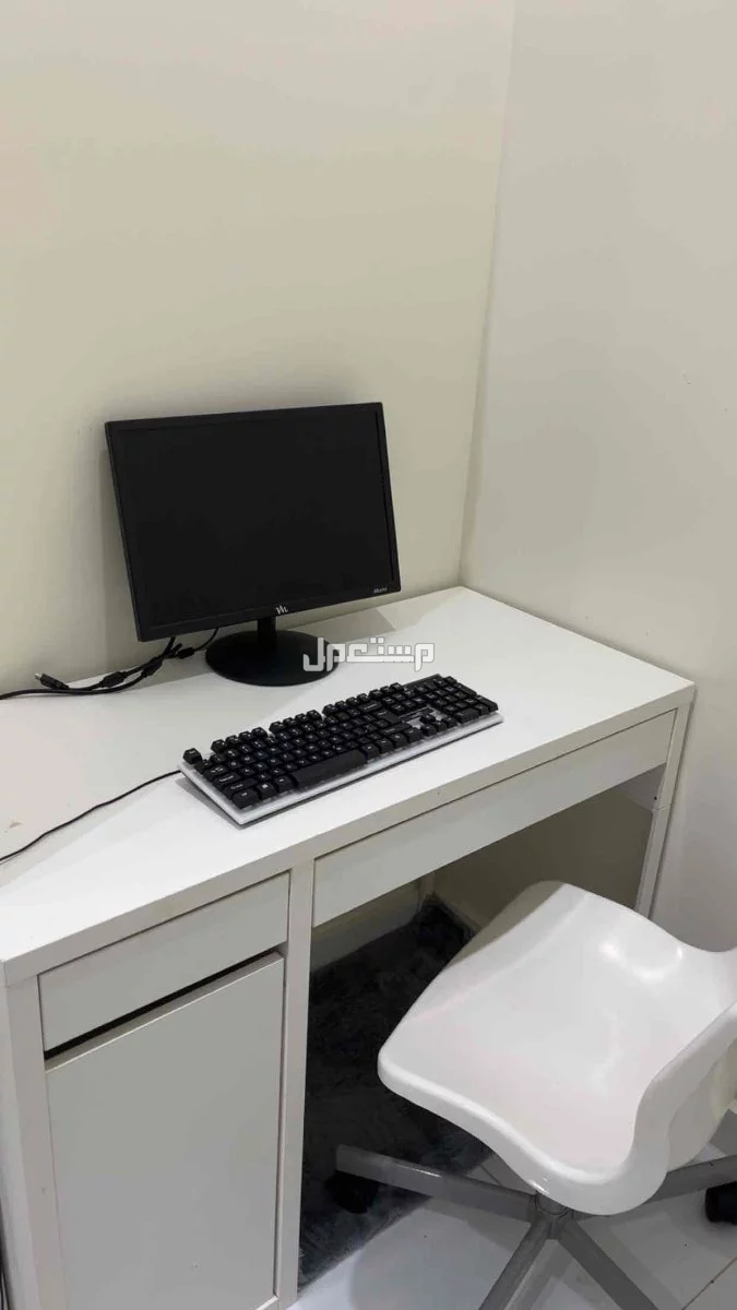 طاوله من ايكيا مع كرسي جدا نظيفه ع السوم  في الطائف بسعر 1 ريال سعودي