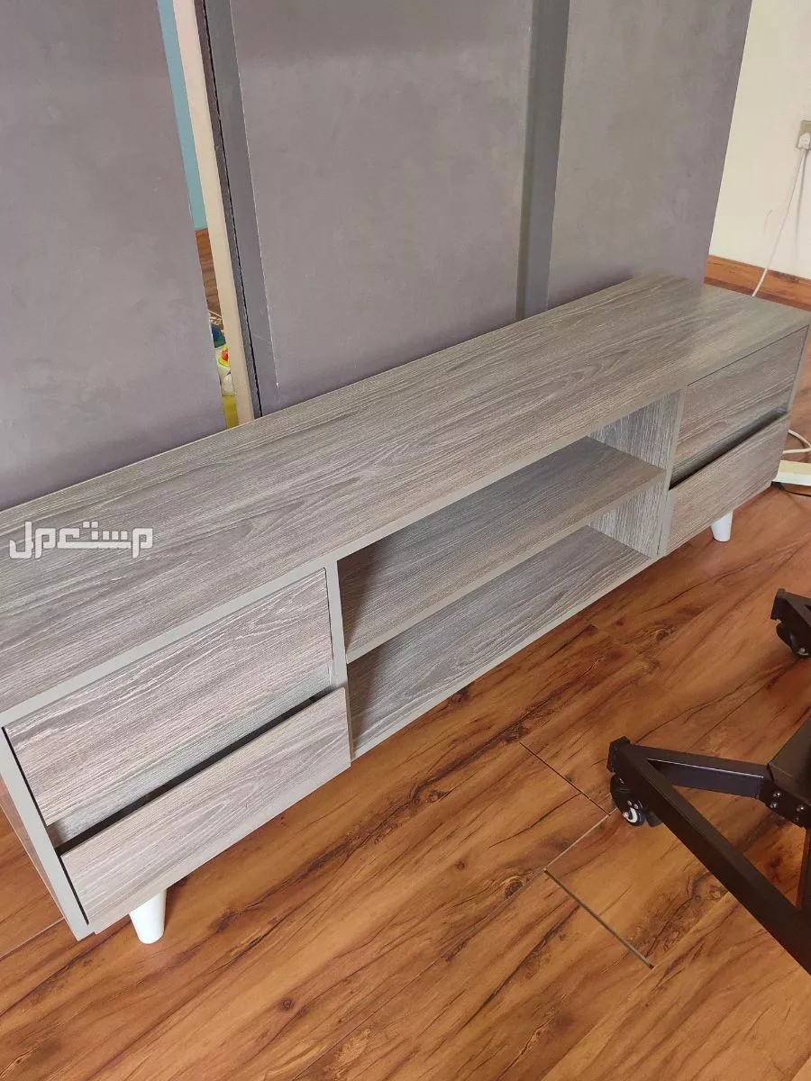 مكتبة تلفزيون نظيفة في حي العليا