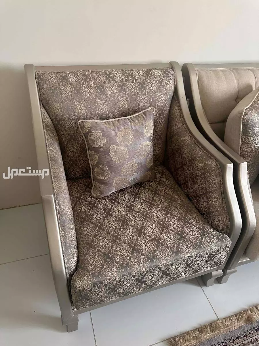 كنب مجلس للبيع مع اغراضه كامله استخدام خفيف