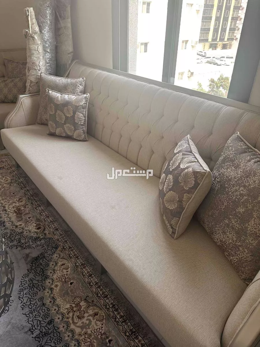 كنب مجلس للبيع مع اغراضه كامله استخدام خفيف