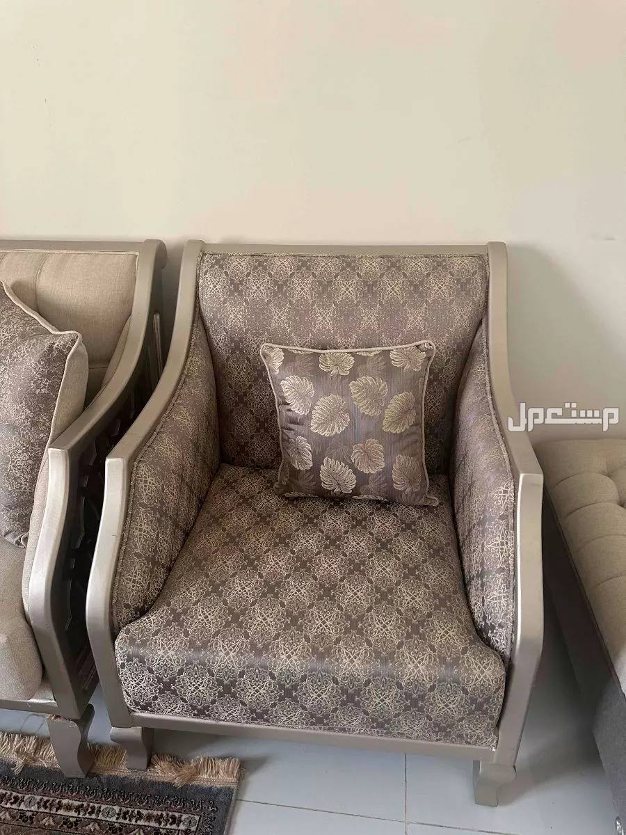 كنب مجلس للبيع مع اغراضه كامله استخدام خفيف