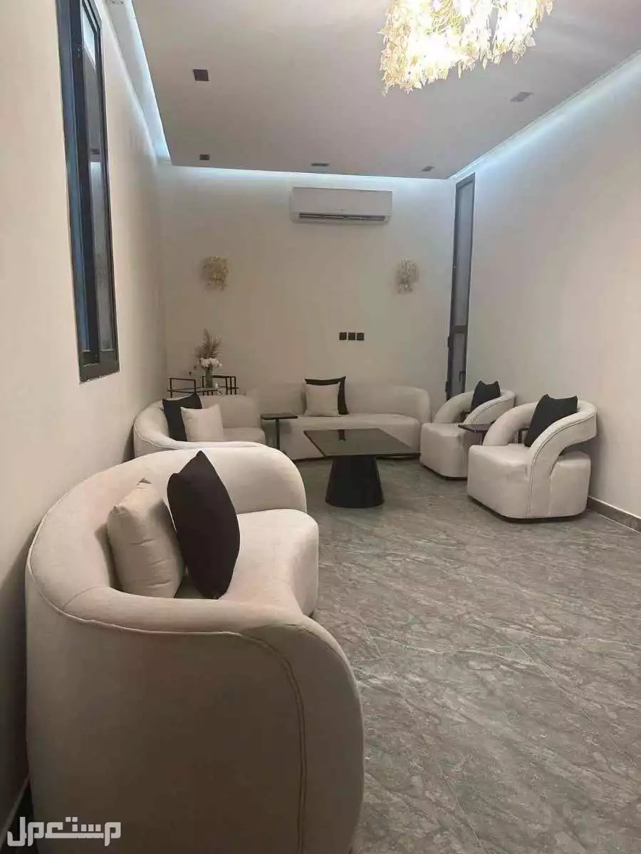 كنب اثاث للبيع في الرياض جديد ماله 4 شهور وصامل مرح اصقر معه