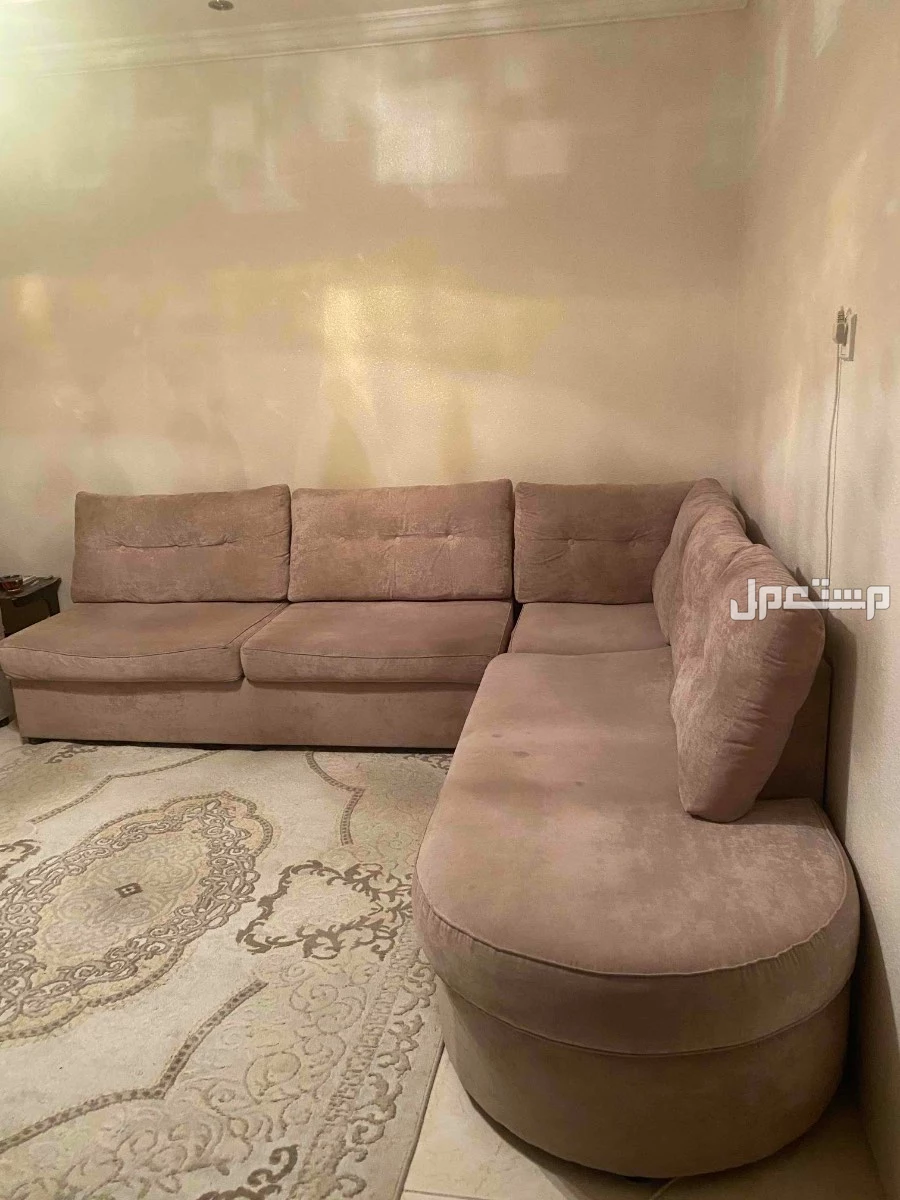 كنب زاوية للبيع مع سجادة ( مفرشة)  وطاولات ونجف في المدينة المنورة بسعر 1600 ريال سعودي