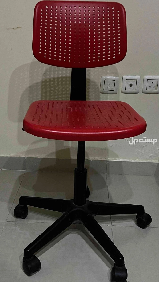 سرير ورف وكرسي للبيع المستعجل في الدمام بسعر 550 ريال سعودي