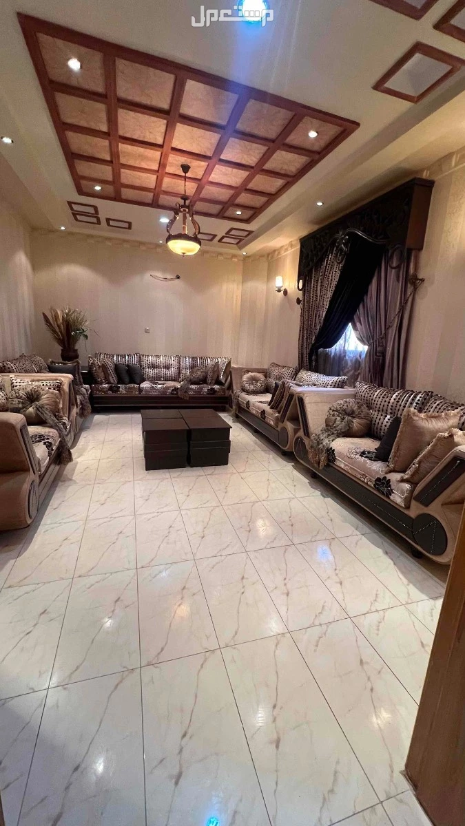 كنب جديد  لم يستخدم مع الطاولات والستاره
