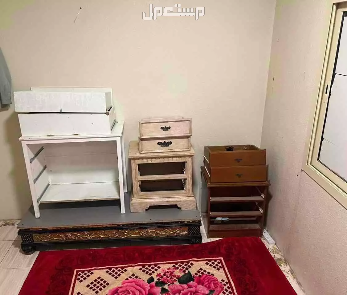“أثاث غرفة نوم خشب متكامل بحالة ممتازة - دولايب + سرير + طاولة -