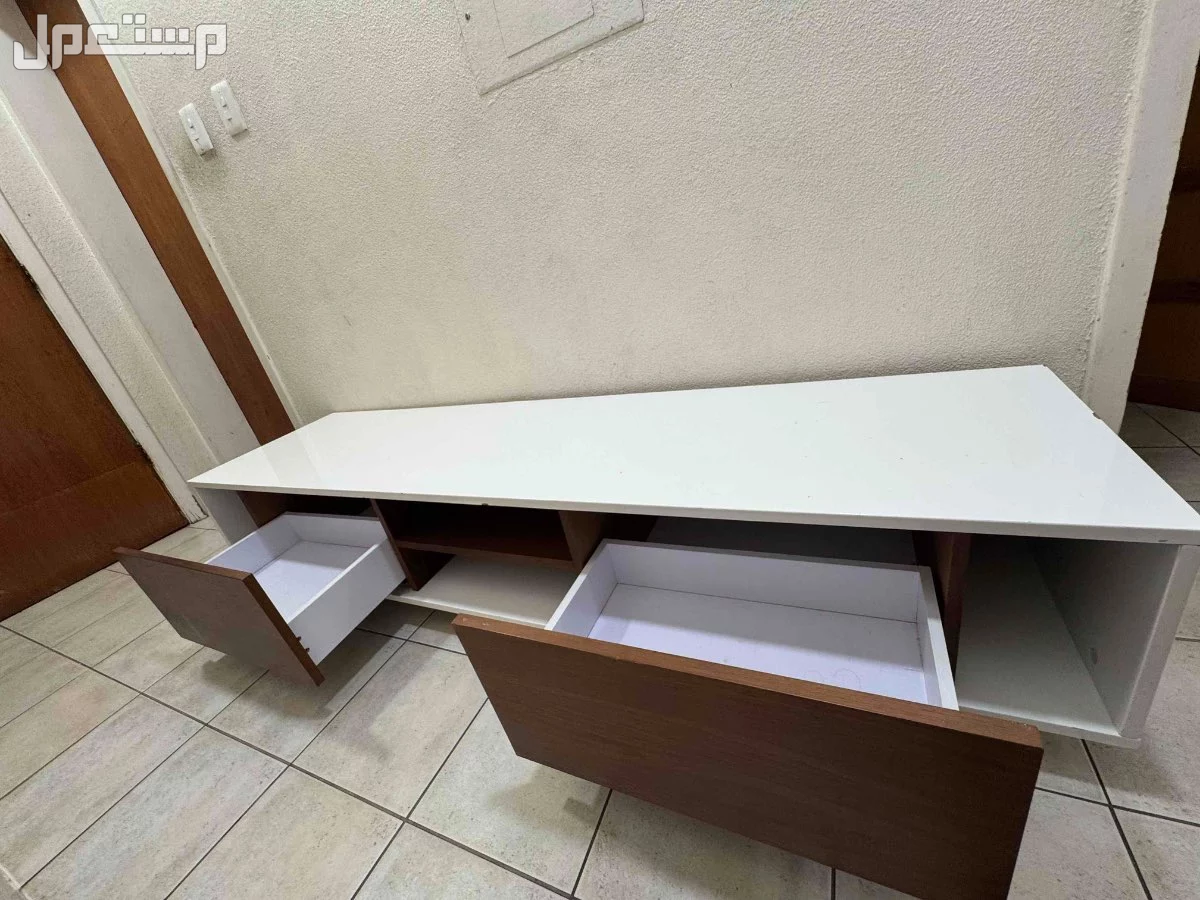 طاولة 2 متر بلون الابيض والخشب في الخبر بسعر 650 ريال سعودي