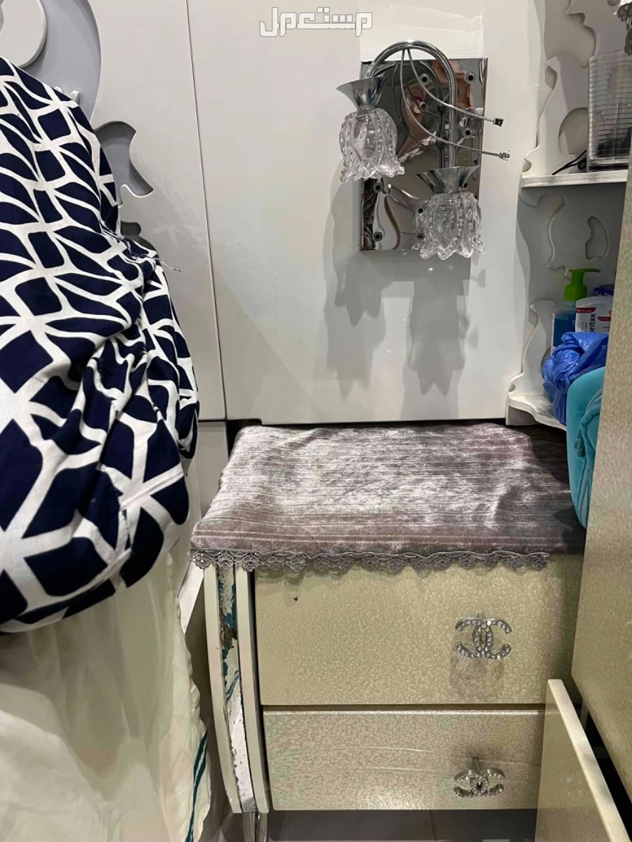 غرفة نوم مستعمله لكنها نظيفه سرير كبير نفرين وتسريحه كبيره ودولاب وكومندينه  في مكة المكرمة بسعر 1200 ريال سعودي